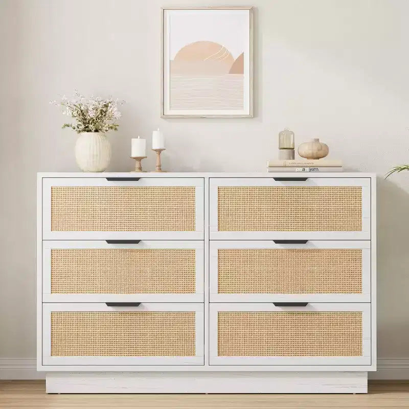Une coiffeuse de chambre à coucher en rotin à six tiroirs
