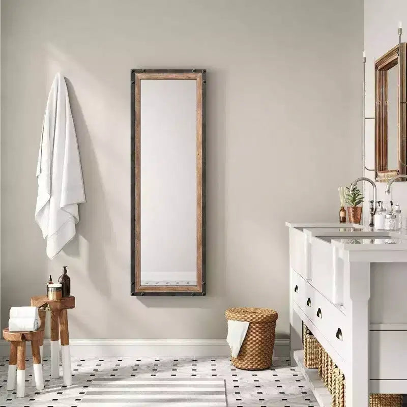 Miroir pleine longueur contre le mur, grand style rustique.