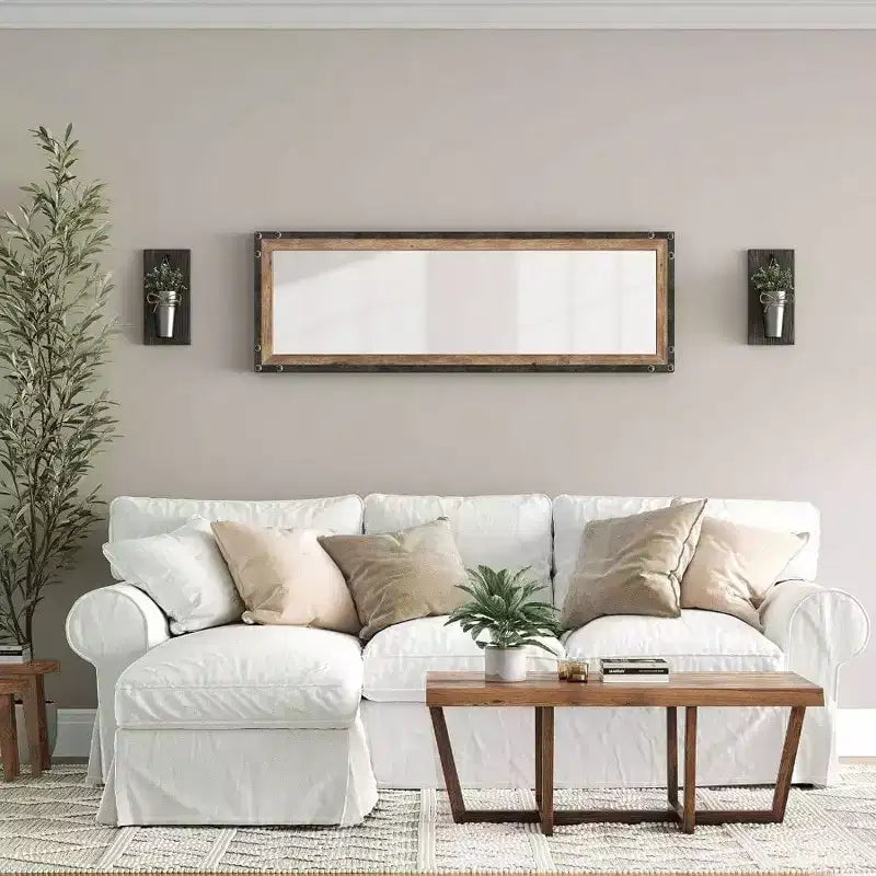 Miroir pleine longueur contre le mur, grand style rustique.