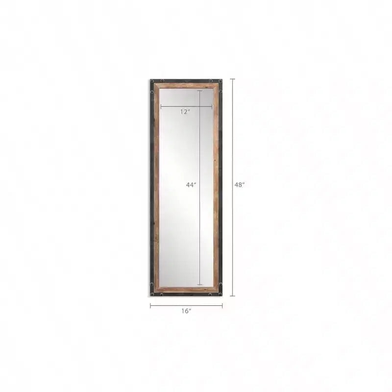 Miroir pleine longueur contre le mur, grand style rustique.