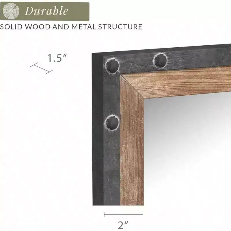 Miroir pleine longueur contre le mur, grand style rustique.
