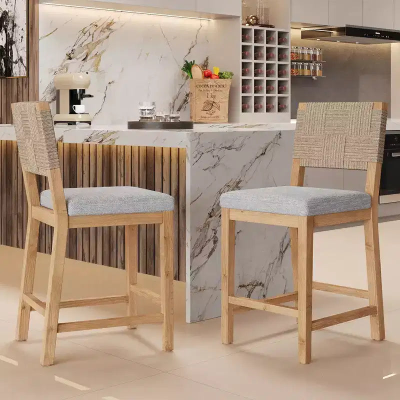 Tabouret de bar en rotin tressé et hévéa avec coussin