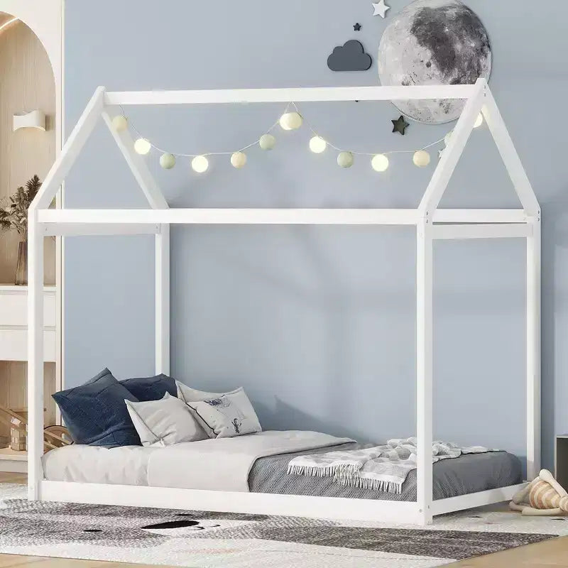 Lit cabane en bois avec toit