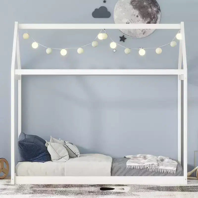 Lit cabane en bois avec toit